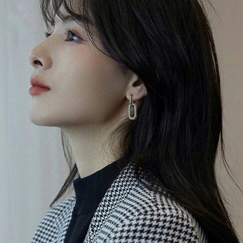 U-shaped earrings inlaid with diamonds